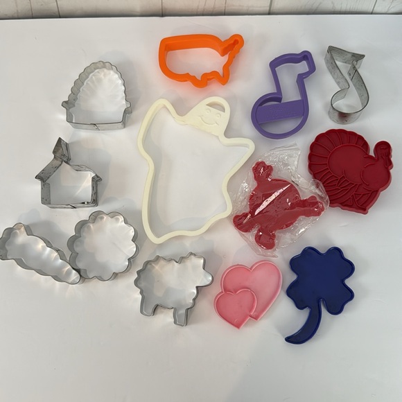 Lot Of 13 Miscellaneous Cookie Cutters Plastic & Metal Ghost church M & M Mitten - Picture 8 of 8